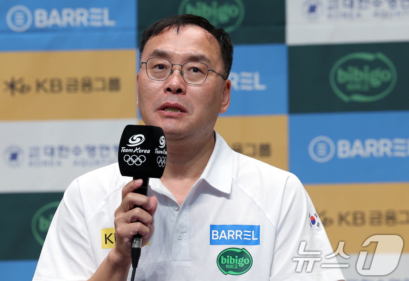 본문 이미지 - 이정훈 수영대표팀 총감독이 18일 오후 충북 진천군 진천국가대표선수촌 챔피언하우스에서 열린 2024 파리하계올림픽 수영 국가대표팀 미디어데이에서 인터뷰를 하고 있다. 2024.6.18/뉴스1 ⓒ News1 박정호 기자