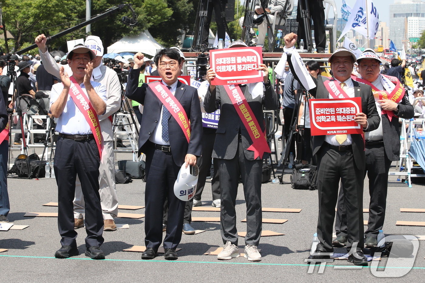 본문 이미지 - 임현택 대한의사협회 회장 및 참석자들이 18일 서울 영등포구 여의도 환승센터 주변에서 열린 대한의사협회 전국 의사 총궐기대회에서 구호를 외치고 있다. 2024.6.18/뉴스1 ⓒ News1 임세영 기자