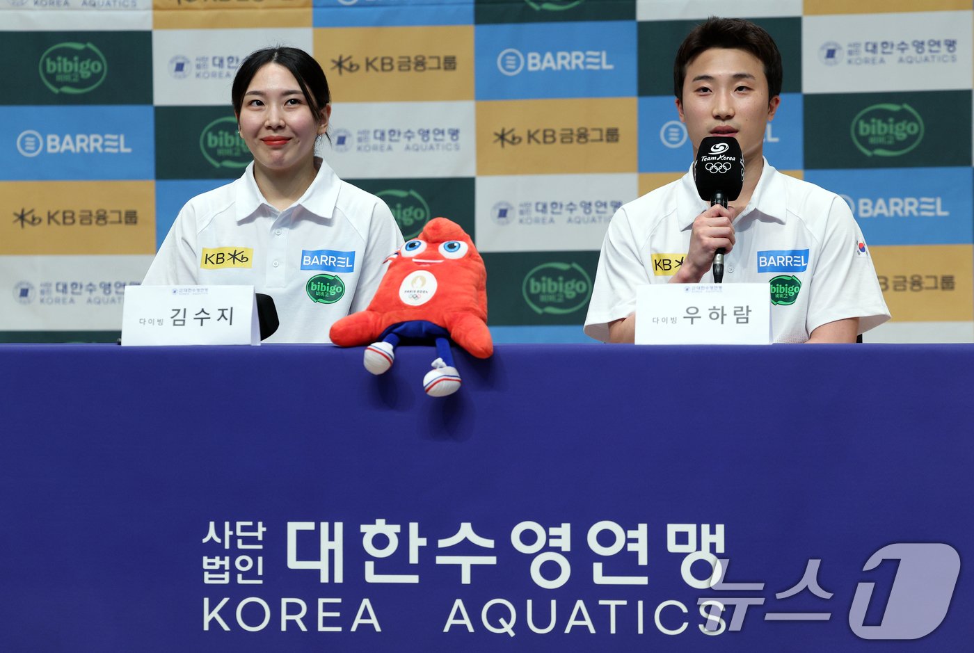 본문 이미지 - 다이빙 국가대표 김수지(왼쪽)와 우하람 선수가 18일 오후 충북 진천군 진천국가대표선수촌 수영센터에서 열린 2024 파리하계올림픽 수영 국가대표팀 미디어데이에서 인터뷰를 하고 있다. 2024.6.18/뉴스1 ⓒ News1 박정호 기자