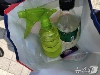 본문 이미지 - 등유가 들어있는 페트병과 분무기, 라이터 등 압수물(부산경찰청 제공) 