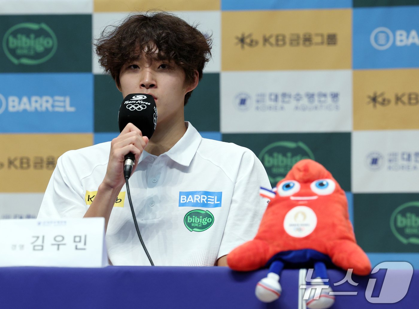 본문 이미지 - 경영 국가대표 김우민 선수가 18일 오후 충북 진천군 진천국가대표선수촌 수영센터에서 열린 2024 파리하계올림픽 수영 국가대표팀 미디어데이에서 인터뷰를 하고 있다. 2024.6.18/뉴스1 ⓒ News1 박정호 기자