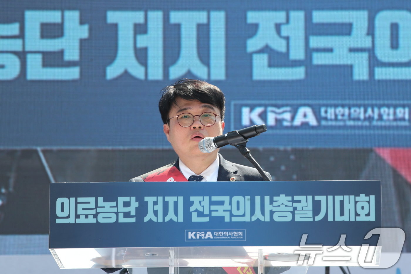 본문 이미지 - 임현택 대한의사협회 회장이 18일 서울 영등포구 여의도 환승센터 주변에서 열린 대한의사협회 전국 의사 총궐기대회에서 대회사를 하고 있다. 2024.6.18/뉴스1 ⓒ News1 임세영 기자