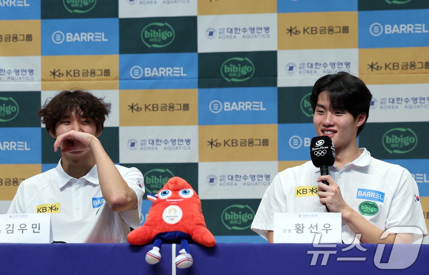 본문 이미지 - 경영 국가대표 황선우 선수가 18일 오후 충북 진천군 진천국가대표선수촌 수영센터에서 열린 2024 파리하계올림픽 수영 국가대표팀 미디어데이에서 가진 인터뷰 발언에 김우민이 웃음을 터트리고 있다. 2024.6.18/뉴스1 ⓒ News1 박정호 기자