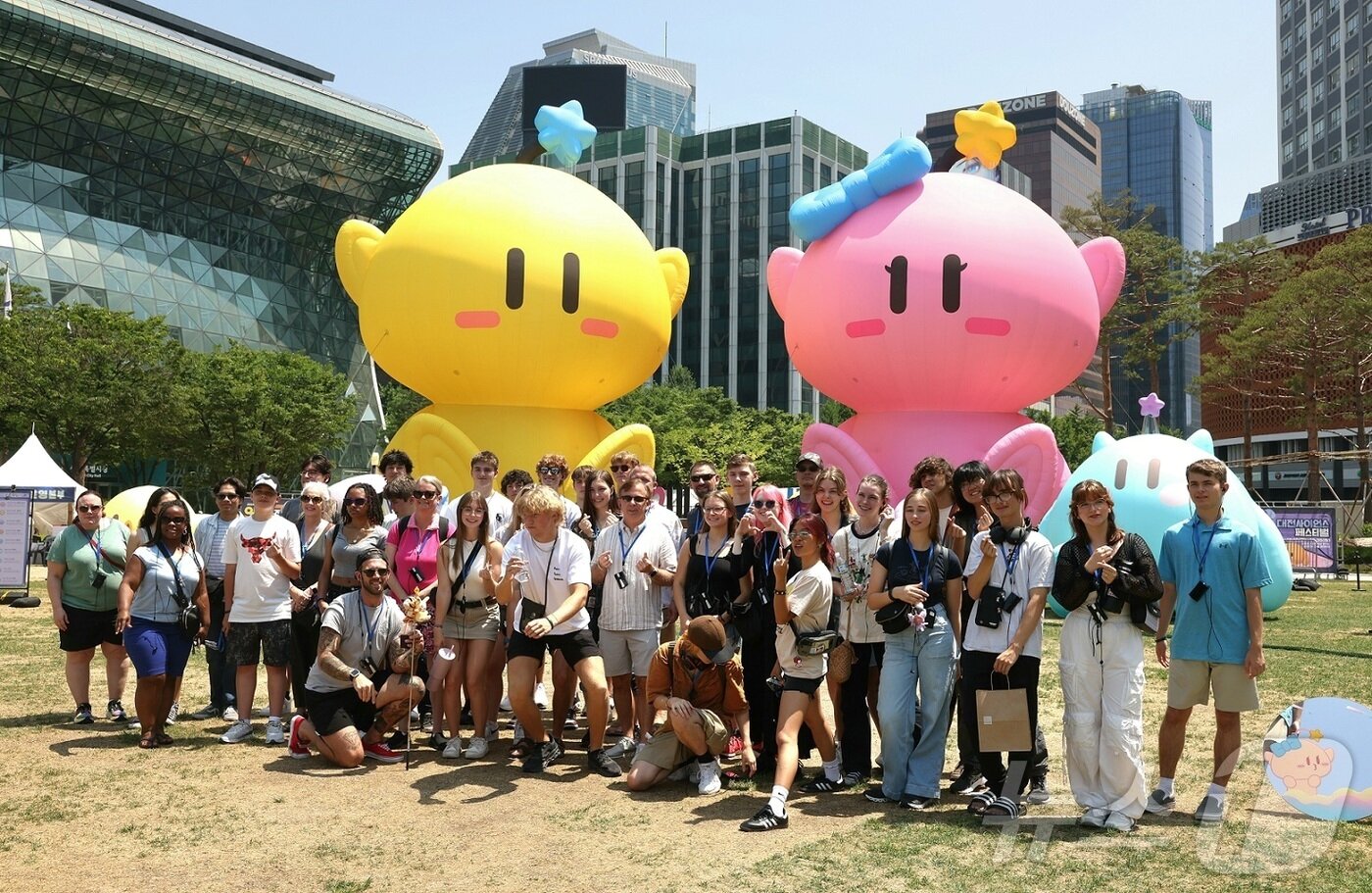 본문 이미지 - 대전시청 앞에 설치된 대형 꿈돌이와 꿈순이 모습.&#40;대전시 제공&#41;/뉴스1 ⓒ News1 김경훈 기자