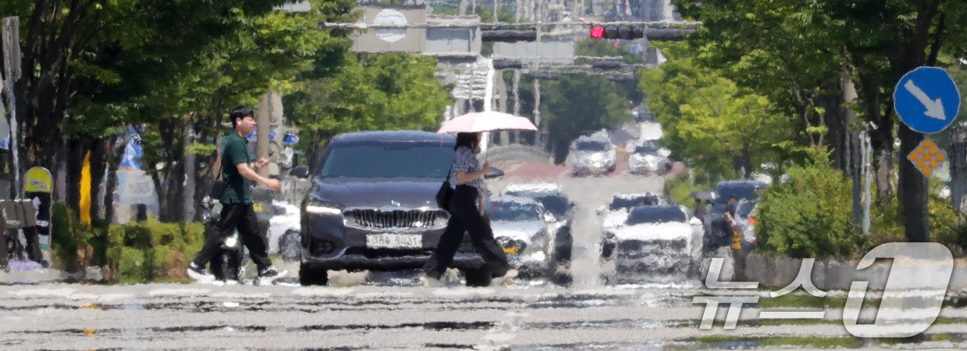 본문 이미지 - 전국 곳곳에 폭염특보가 발효된 18일 전북자치도 전주시 효자로에 아지랑이가 피어오르고 있다. 2024.6.18/뉴스1 ⓒ News1 유경석 기자