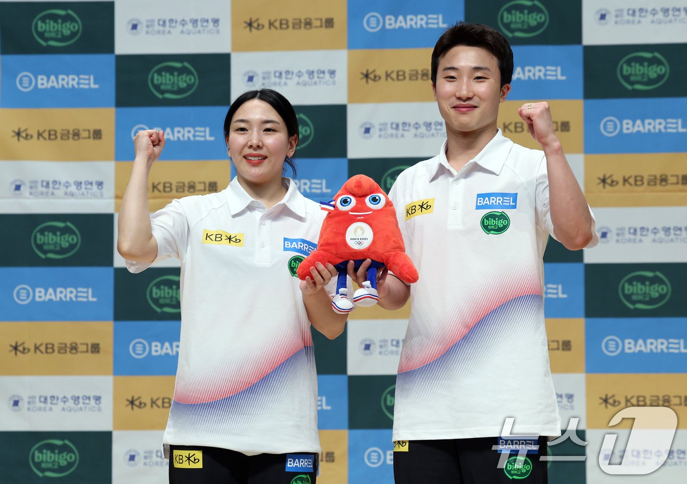 본문 이미지 - 다이빙 국가대표 김수지(왼쪽)와 우하람 선수가 18일 오후 충북 진천군 진천국가대표선수촌 수영센터에서 열린 2024 파리하계올림픽 수영 국가대표팀 미디어데이에서 인터뷰를 하고 있다. 2024.6.18/뉴스1 ⓒ News1 박정호 기자