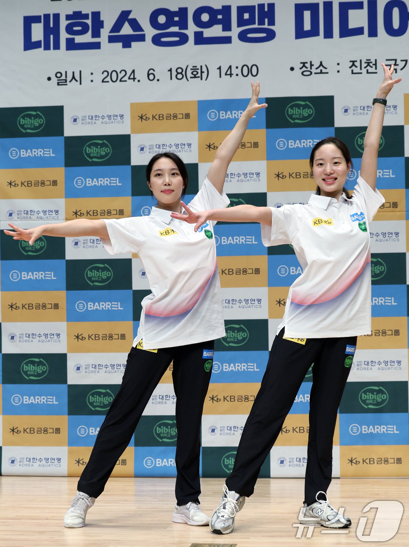 본문 이미지 - 아티스틱스위밍 국가대표 이리영(왼쪽)과 허윤서 선수가 18일 오후 충북 진천군 진천국가대표선수촌 수영센터에서 열린 2024 파리하계올림픽 수영 국가대표팀 미디어데이에서 포즈를 취하고 있다. 2024.6.18/뉴스1 ⓒ News1 박정호 기자