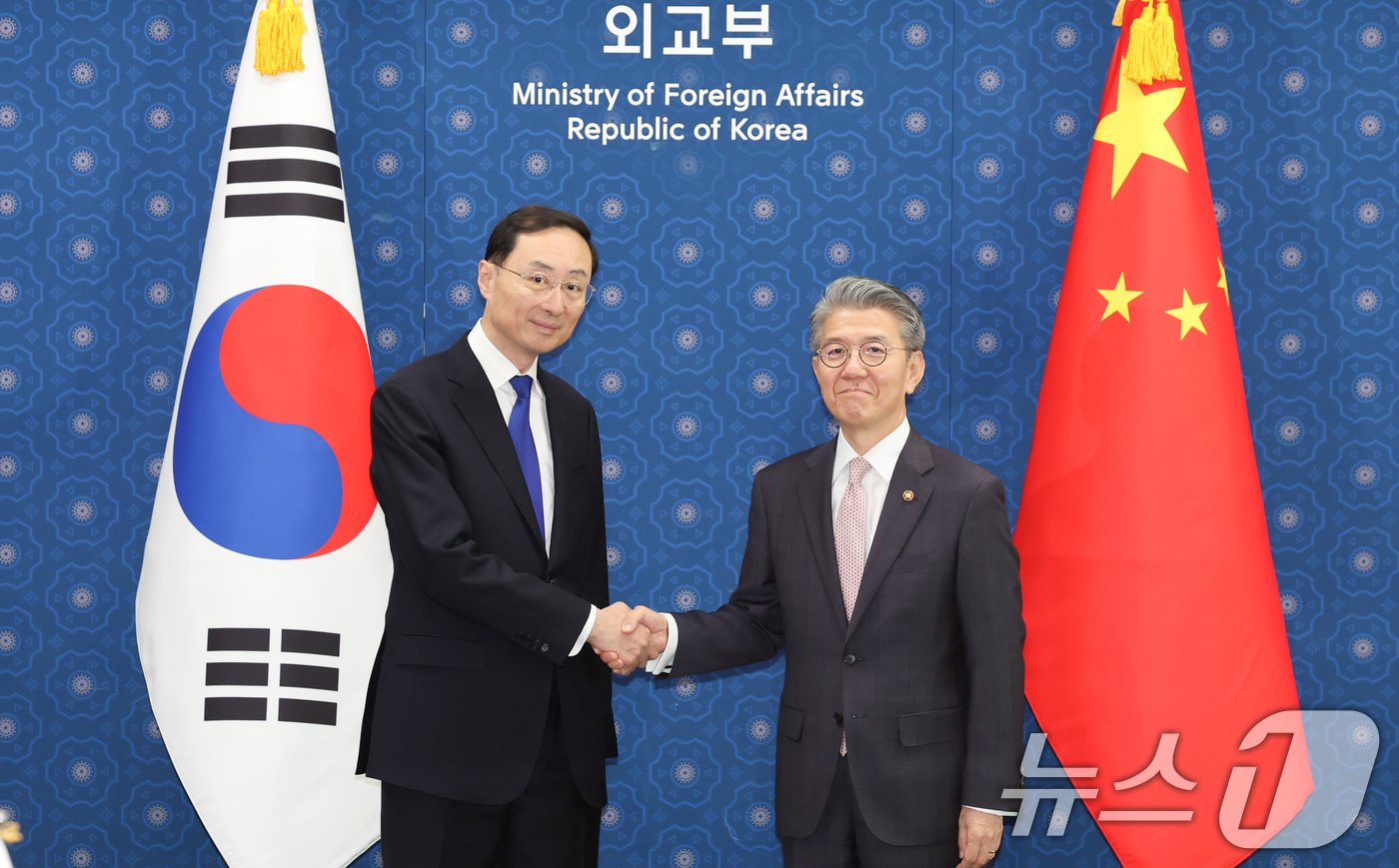 본문 이미지 - 김홍균 외교부 1차관과 쑨웨이둥 중국 외교부 부부장이 18일 서울 종로구 외교부 청사에서 열린 한중 외교안보대화에 앞서 기념촬영을 하고 있다. 2024.6.18/뉴스1 ⓒ News1 허경 기자