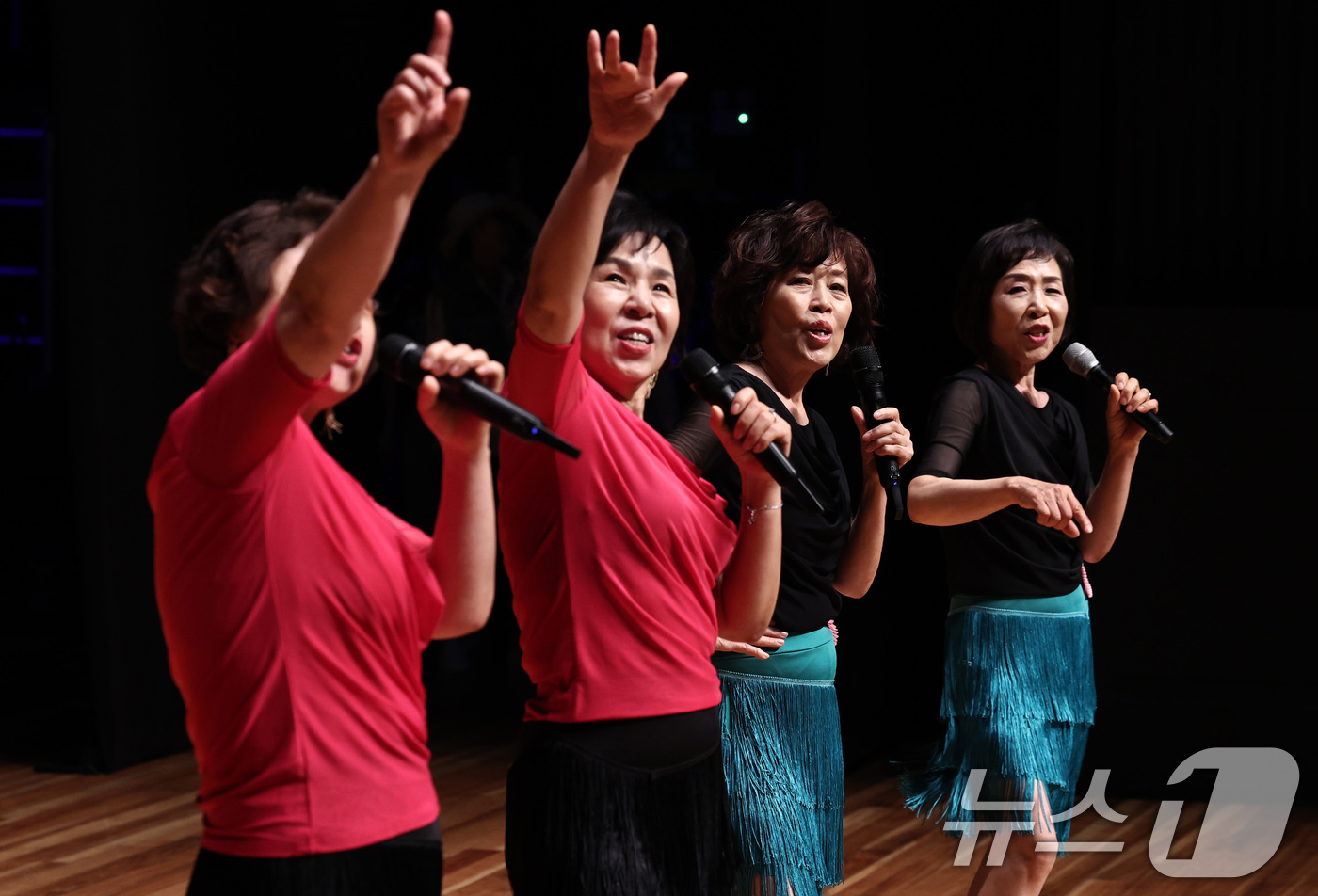 (서울=뉴스1) 구윤성 기자 = 18일 오후 서울 마포구 마포아트센터에서 열린 제19회 일성여자중고등학교 팝송 경연대회에서 만학도 참가자들이 팝송 공연을 펼치고 있다. 2024.6 …