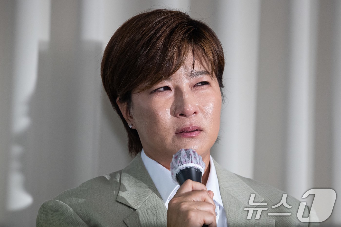 본문 이미지 - 박세리 박세리희망재단 이사장이 18일 서울 강남구 스페이스쉐어 삼성코엑스센터에서 기자회견을 열고 자신의 부친 고소와 관련 입장을 밝히던 중 눈물을 참고 있다.  2024.6.18/뉴스1 ⓒ News1 유승관 기자