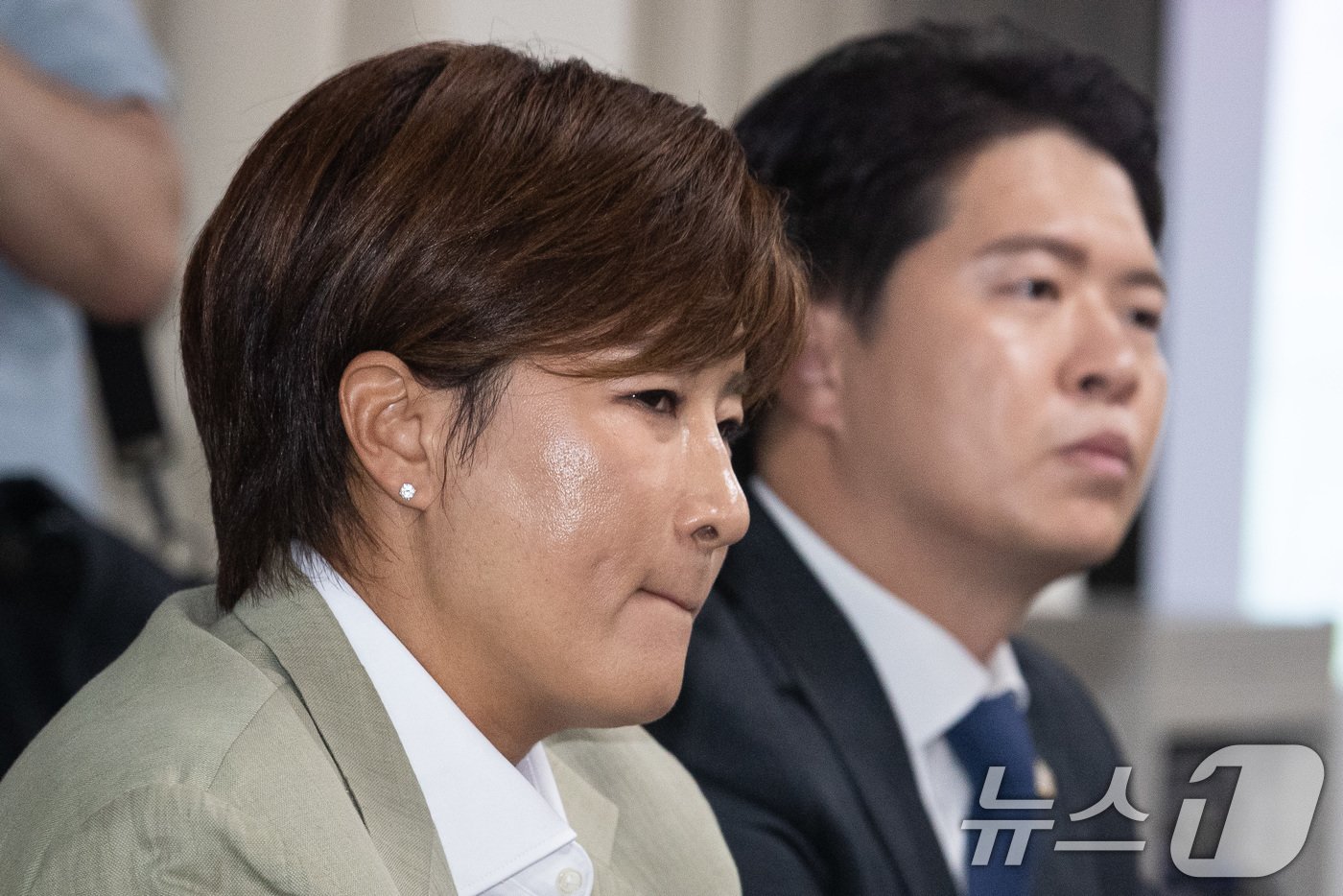 본문 이미지 - 박세리 박세리희망재단 이사장이 18일 서울 강남구 스페이스쉐어 삼성코엑스센터에서 열린 자신의 부친 고소와 관련 입장발표 기자회견에서 취재진 질문을 경청하고 있다.2024.6.18/뉴스1 ⓒ News1 유승관 기자