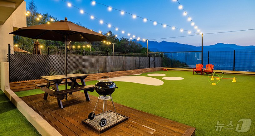 본문 이미지 - 켄싱턴리조트 충주의 프라이빗 로열스위트 객실 테라스.(켄싱턴리조트 제공)