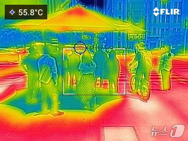 본문 이미지 - 내륙 곳곳에 폭염특보가 확대 발령된 18일 오후 서울 광화문네거리 일대가 55도를 나타내고 있다. 열화상카메라 화상은 온도가 높을수록 붉은색으로 나타나며 상대적으로 온도가 낮은 곳은 푸른색으로 나타난다. (열화상 카메라 촬영) 2024.6.18/뉴스1 ⓒ News1 신웅수 기자