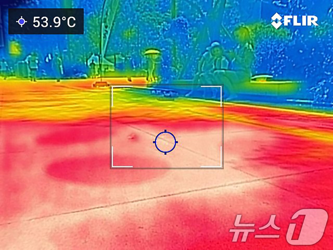 내륙 곳곳에 폭염특보가 확대 발령된 18일 오후 서울 종로구 광화문광장 바닥 온도가 50도를 넘고 있다. 열화상카메라 화상은 온도가 높을수록 붉은색으로 나타나며 상대적으로 온도가 낮은 곳은 푸른색으로 나타난다. &#40;열화상 카메라 촬영&#41; 2024.6.18/뉴스1 ⓒ News1 신웅수 기자