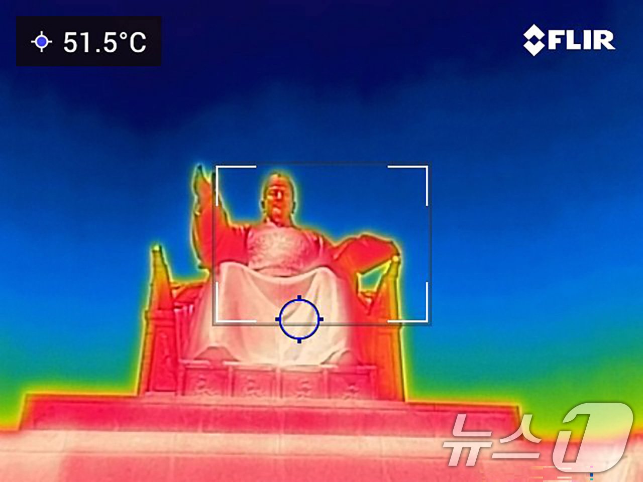 본문 이미지 - 내륙 곳곳에 폭염특보가 확대 발령된 18일 오후 서울 종로구 광화문광장 세종대왕상이 51도를 나타내고 있다. 열화상카메라 화상은 온도가 높을수록 붉은색으로 나타나며 상대적으로 온도가 낮은 곳은 푸른색으로 나타난다. (열화상 카메라 촬영) 2024.6.18/뉴스1 ⓒ News1 신웅수 기자