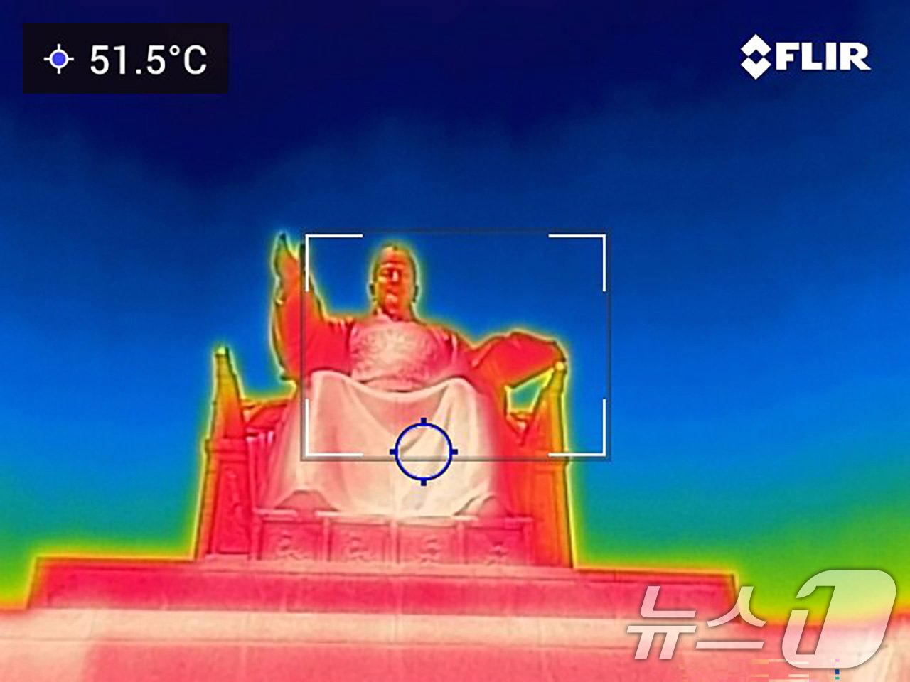 내륙 곳곳에 폭염특보가 확대 발령된 18일 오후 서울 종로구 광화문광장 세종대왕상이 51도를 나타내고 있다. 열화상카메라 화상은 온도가 높을수록 붉은색으로 나타나며 상대적으로 온도가 낮은 곳은 푸른색으로 나타난다. &#40;열화상 카메라 촬영&#41; 2024.6.18/뉴스1 ⓒ News1 신웅수 기자
