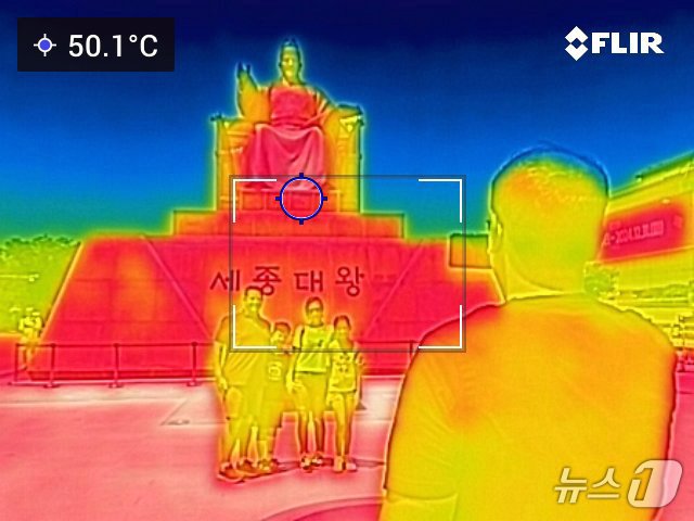 내륙 곳곳에 폭염특보가 확대 발령된 18일 오후 서울 광화문 세종대왕상이 50도를 나타내고 있다. 열화상카메라 화상은 온도가 높을수록 붉은색으로 나타나며 상대적으로 온도가 낮은 곳은 푸른색으로 나타난다. &#40;열화상 카메라 촬영&#41; 2024.6.18/뉴스1 ⓒ News1 신웅수 기자