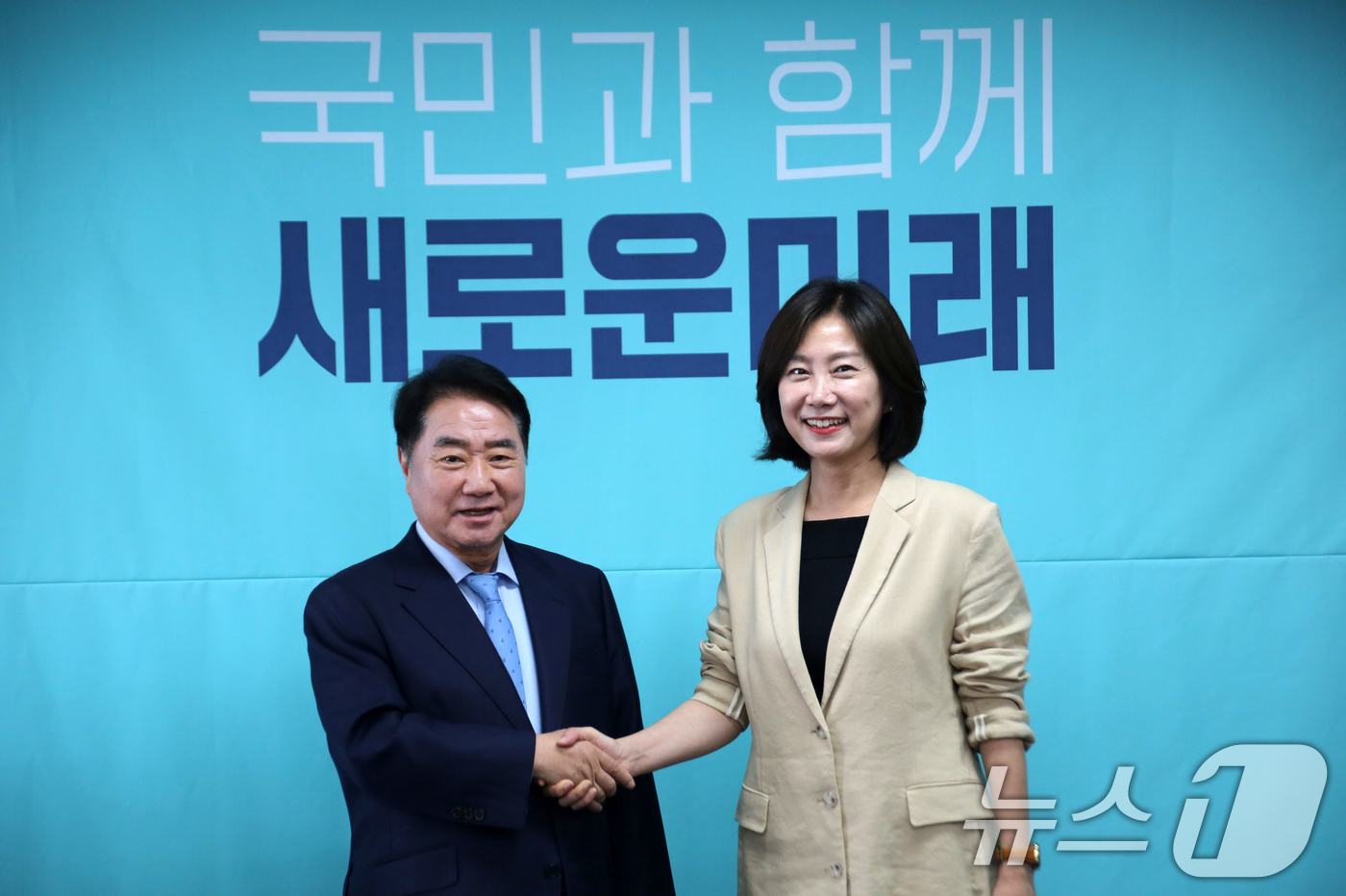(서울=뉴스1) 안은나 기자 = 허은아 개혁신당 대표(오른쪽)가 18일 서울 여의도 새로운미래당사를 찾아 이석현 비상대책위원장과 악수하고 있다. (새로운미래 제공) 2024.6.1 …