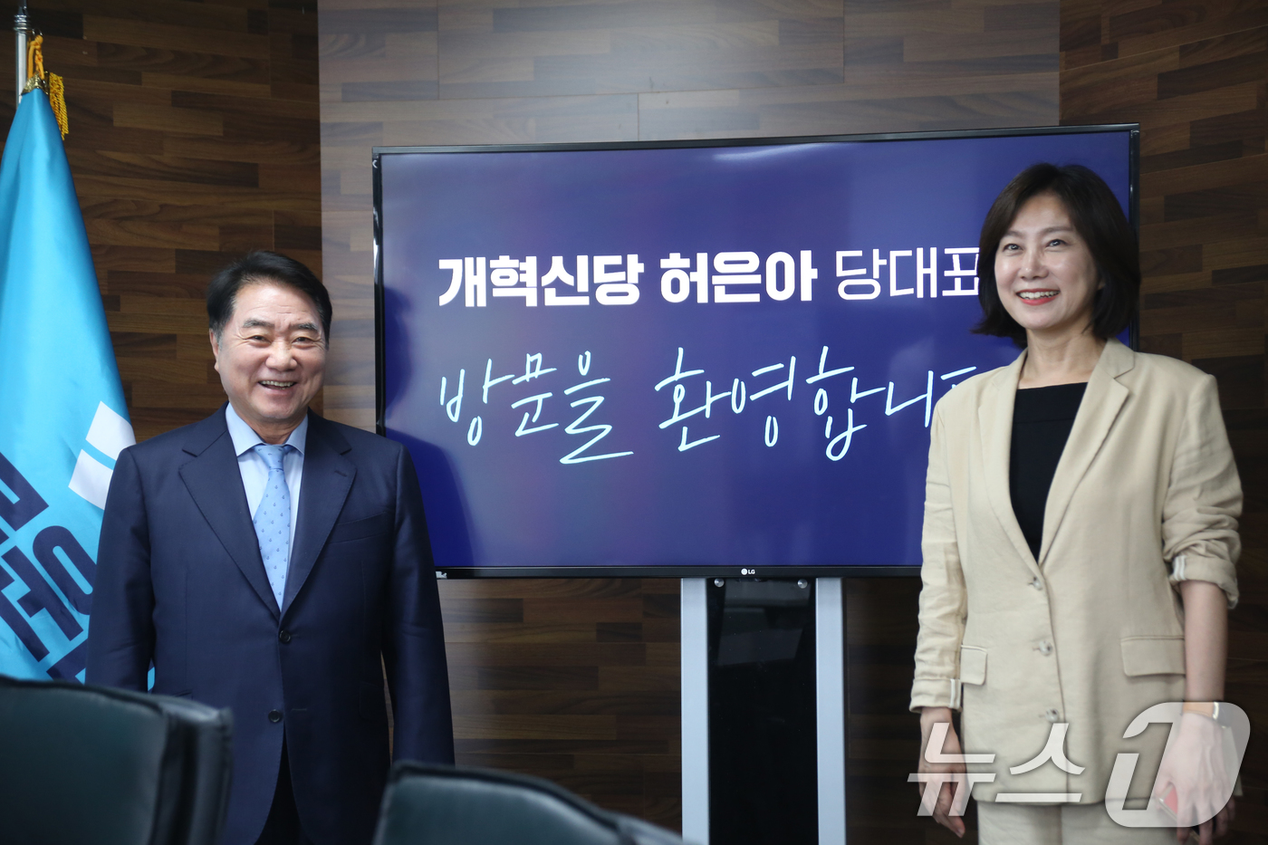 (서울=뉴스1) 안은나 기자 = 이석현 새로운미래 비상대책위원장(왼쪽)이 18일 서울 여의도 당사에서 허은아 개혁신당 대표와 기념 촬영하고 있다. (새로운미래 제공) 2024.6. …