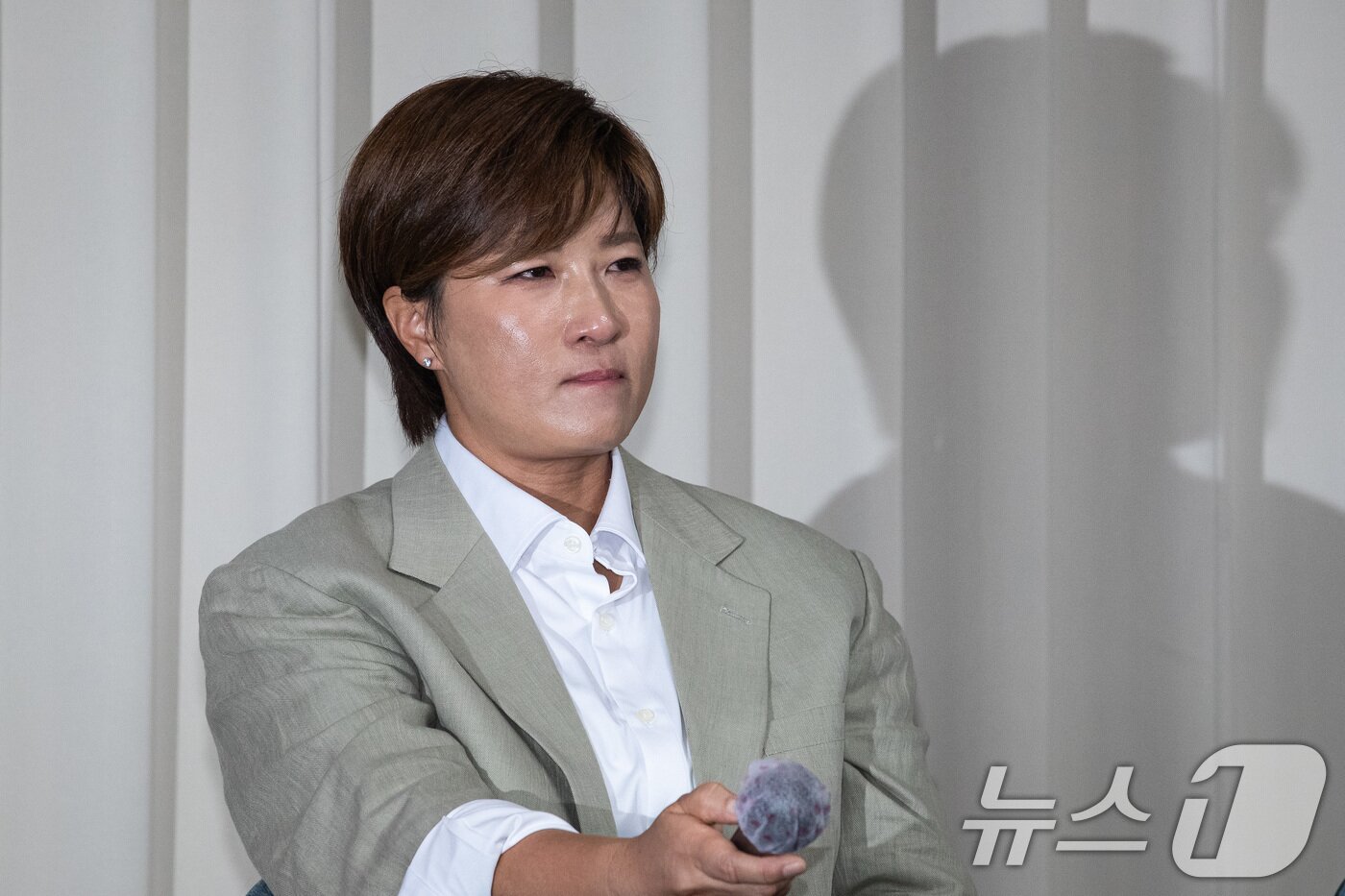 본문 이미지 - 박세리 박세리희망재단 이사장이 18일 서울 강남구 스페이스쉐어 삼성코엑스센터에서 기자회견을 열고 자신의 부친 고소와 관련 입장을 밝히던 중 눈물을 참고 있다. 앞서 재단은 지난 11일 박세리의 부친 박준철 씨를 사문서 위조 및 위조사문서행사 혐의로 고소했다. 박 씨 부친은 국제골프학교 설립 업체로부터 참여 제안을 받고 재단의 법인 도장을 몰래 제작해 사용한 혐의를 받는다. 2024.6.18/뉴스1 ⓒ News1 유승관 기자