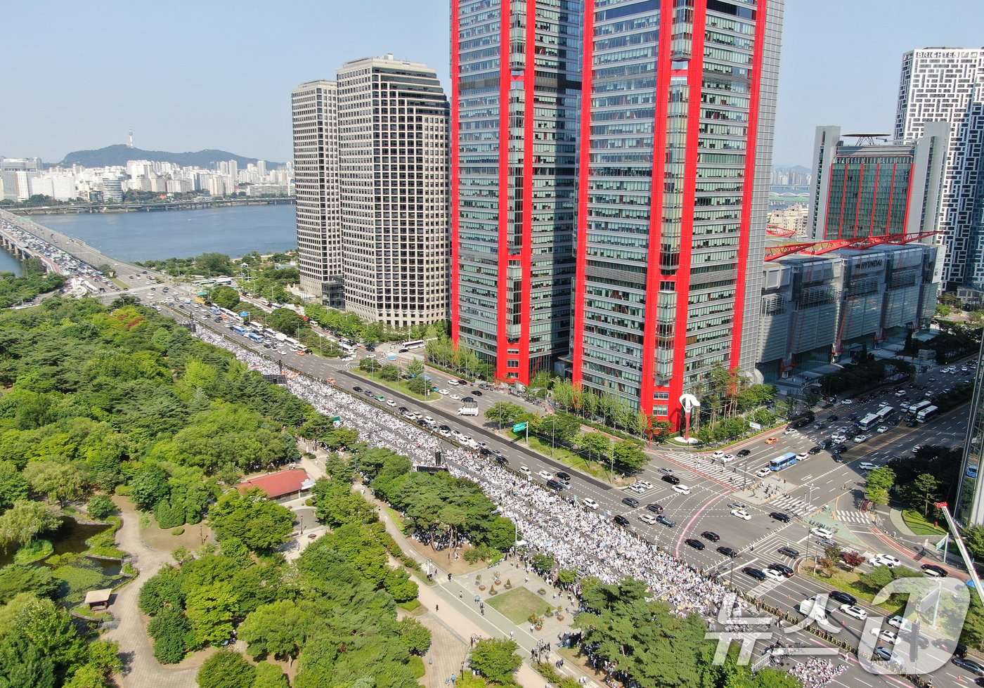 18일 오후 서울 영등포구 여의대로에서 &#39;의료농단 저지 전국 의사 총궐기 대회&#39;가 열리고 있다. 2024.6.18/뉴스1 ⓒ News1 김진환 기자