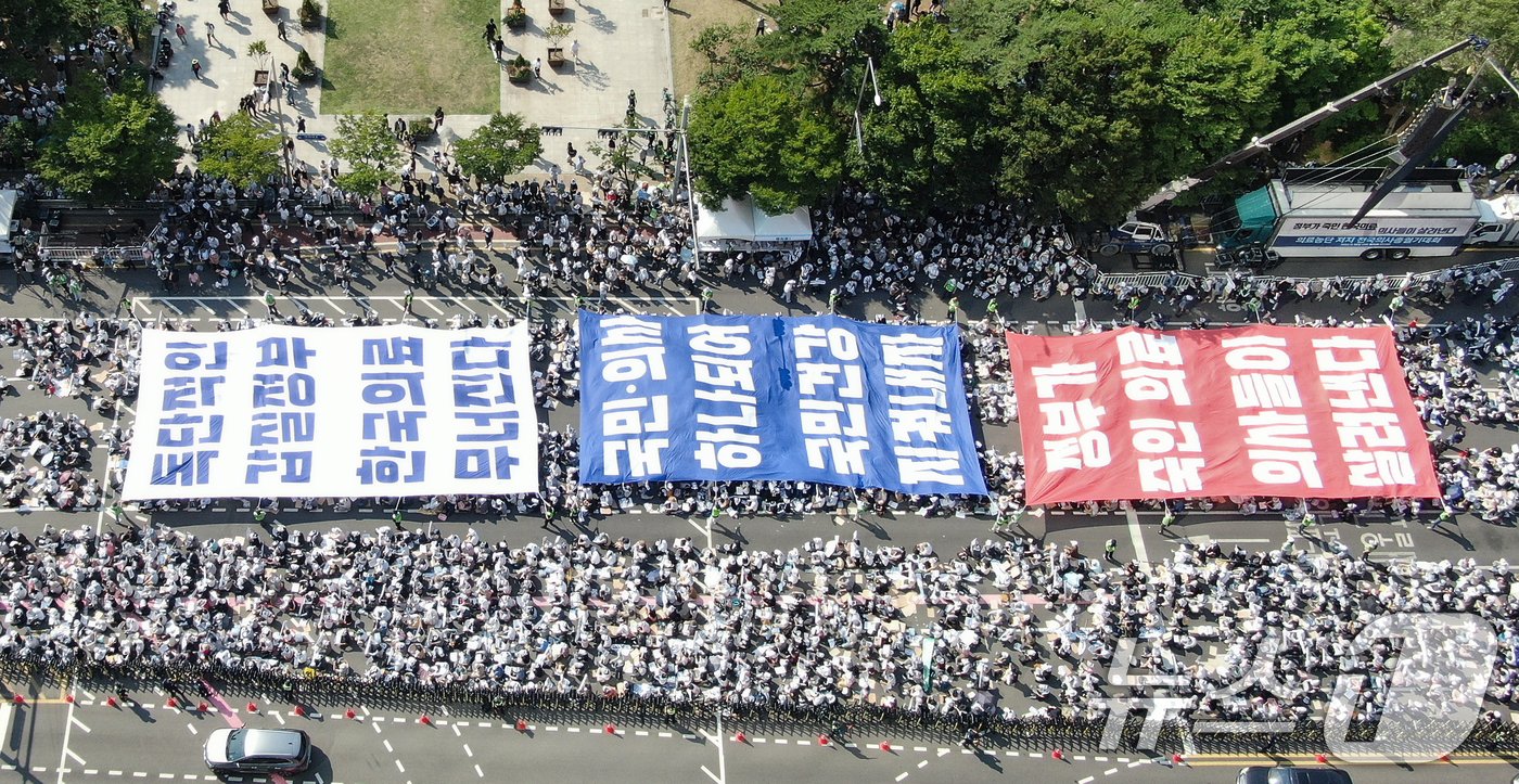 본문 이미지 - 18일 오후 서울 영등포구 여의대로에서 '의료농단 저지 전국 의사 총궐기 대회'가 열리고 있다. 2024.6.18/뉴스1 ⓒ News1 김진환 기자