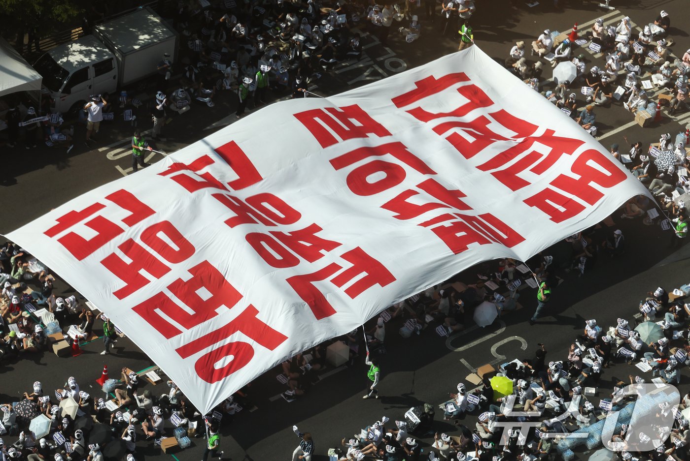 18일 오후 서울 영등포구 여의대로에서 &#39;의료농단 저지 전국 의사 총궐기 대회&#39;가 열리고 있다. 의협은 &#34;이번 휴진과 궐기대회 개최는 의사의 밥그릇 지키기가 아니라 정부의 잘못된 의료정책으로 우리나라 의료체계가 붕괴하는 것을 막기 위한 것＂이라고 밝혔다. &#40;공동취재&#41; 2024.6.18/뉴스1 ⓒ News1 김진환 기자