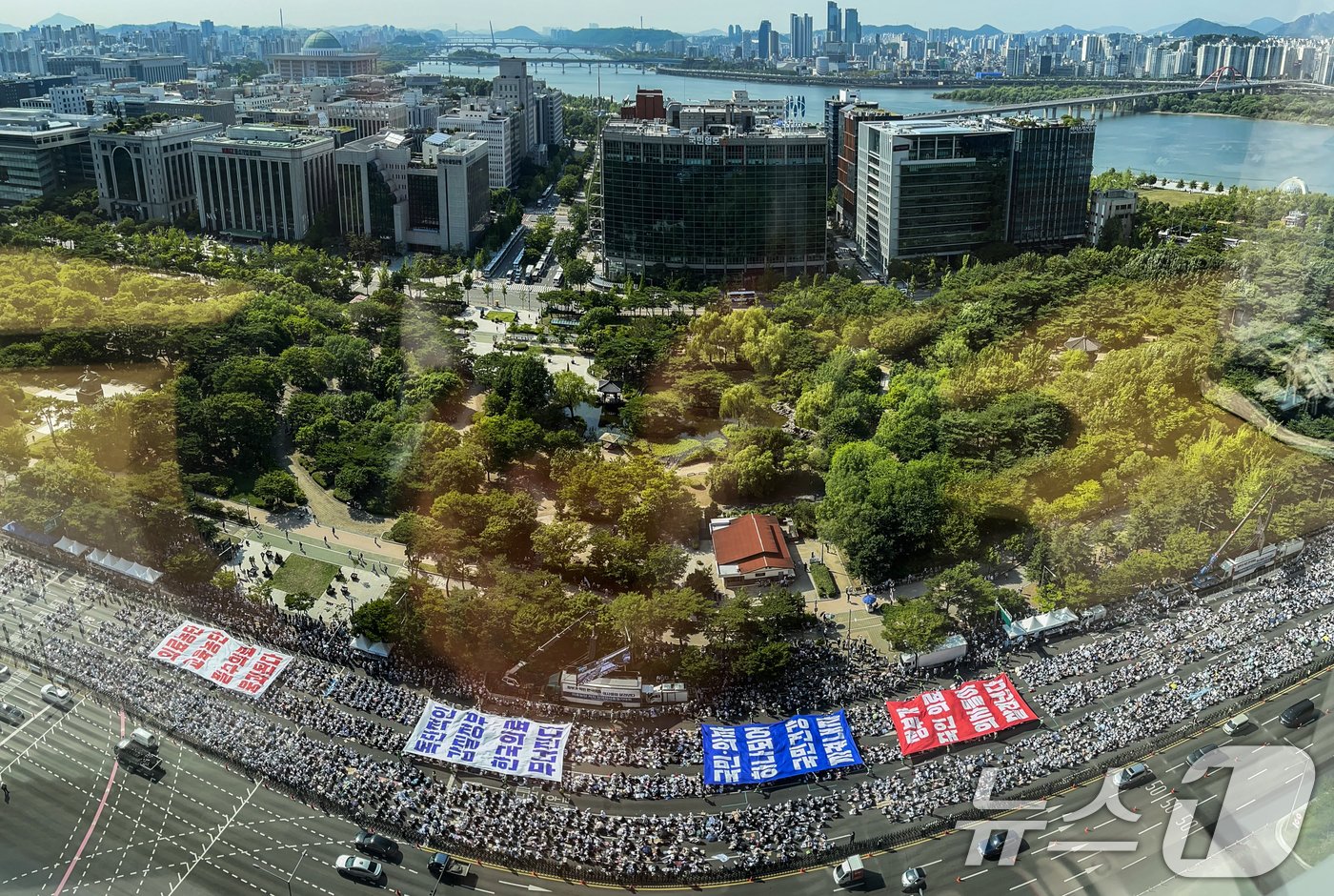 18일 오후 서울 영등포구 여의대로에서 &#39;의료농단 저지 전국 의사 총궐기 대회&#39;가 열리고 있다. &#40;공동취재&#41; 2024.6.18/뉴스1 ⓒ News1 김진환 기자