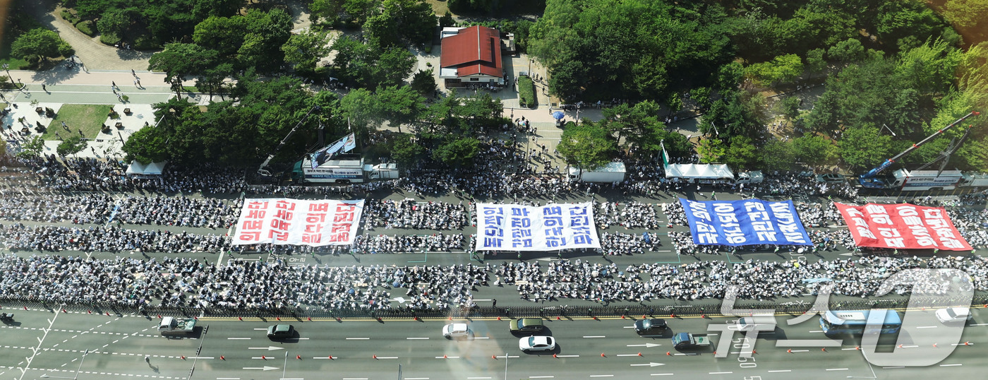 (서울=뉴스1) 김진환 기자 = 18일 오후 서울 영등포구 여의대로에서 '의료농단 저지 전국 의사 총궐기 대회'가 열리고 있다.이날 40개 의과대학이 포함된 전국의과대학교수협의회( …