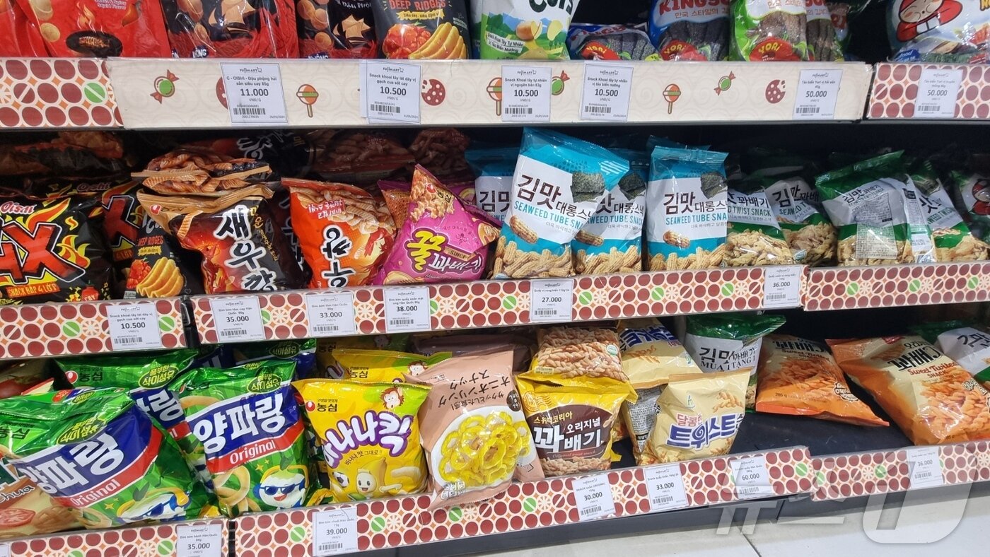 본문 이미지 - 베트남 하노이 후지마트 과자 매대에 농심 과자가 진열돼 있다.