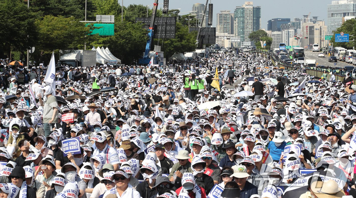 본문 이미지 - 18일 서울 영등포구 여의도 환승센터 주변에서 열린 대한의사협회 전국 의사 총궐기대회에서 참석자들이 손팻말을 들고 정부의 '의대 증원' 철회를 촉구하고 있다. 2024.6.18/뉴스1 ⓒ News1 임세영 기자