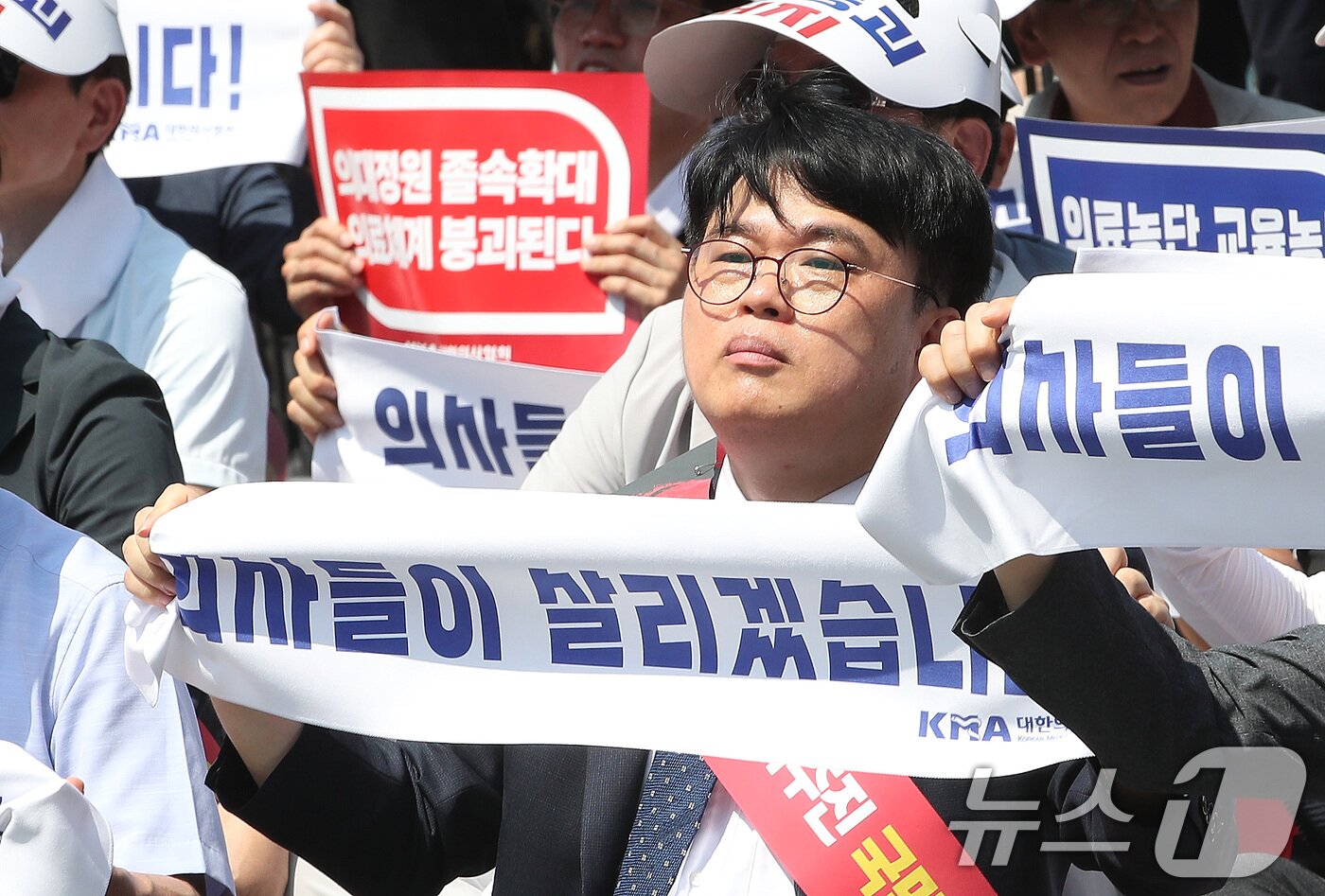 본문 이미지 - 임현택 대한의사협회 회장이 18일 서울 영등포구 여의도 환승센터 주변에서 열린 대한의사협회 전국 의사 총궐기대회에서 손피켓을 들고 정부의 &#39;의대 증원&#39; 철회를 촉구하고 있다. 2024.6.18/뉴스1 ⓒ News1 임세영 기자