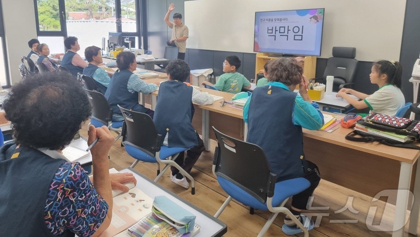 김천 증산초 노인 신입생 수업모습&#40;증산초등학교 제공&#41; 2024.6.18/뉴스1