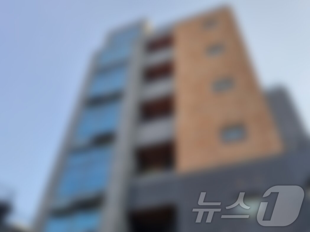 본문 이미지 - '김 교수' 일당이 피해자를 모집하기 위해 선릉역 인근에 차렸던 사무실 건물. 해당 건물 5층에 있던 사무실은 다른 곳으로 이전하고 현재는 사건과 무관한 다른 회사가 입주한 것으로 확인됐다. 2024.06.18/뉴스1 신은빈 기자