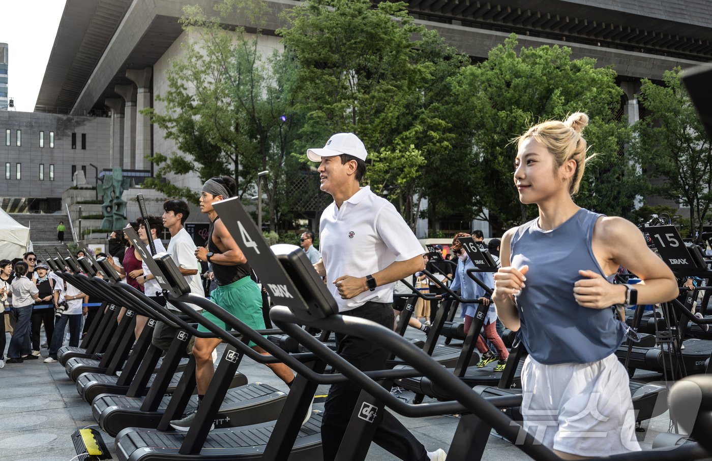 본문 이미지 - 오세훈 서울시장이 18일 서울 광화문광장에서 열린 &#39;손목닥터 9988&#39; 100만 참여 기념행사에 참석해 트레드밀 릴레이 걷기 챌린지를 하고 있다. &#40;서울시 제공&#41; 2024.6.18/뉴스1