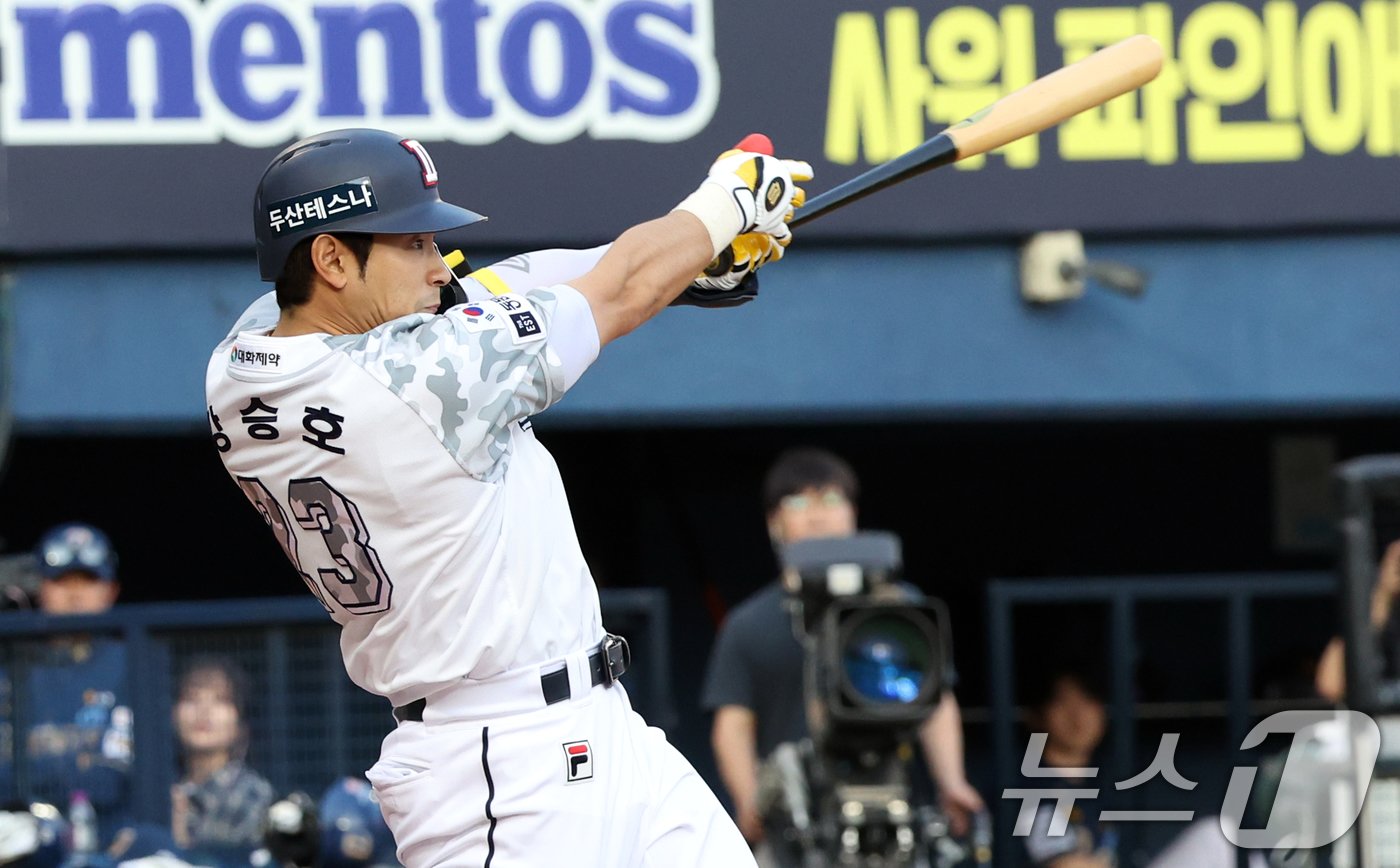 18일 오후 서울 송파구 잠실야구장에서 열린 프로야구 &#39;2024 신한 SOL 뱅크 KBO리그&#39; 두산 베어스와 NC 다이노스의 경기에서 2회말 무사 1, 2루 상황, 두산 강승호가 홈런을 치고 있다. 2024.6.18/뉴스1 ⓒ News1 김명섭 기자