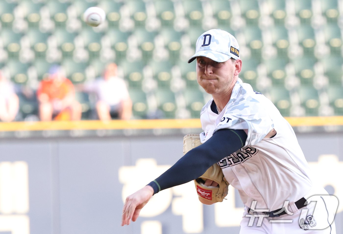 본문 이미지 - 18일 오후 서울 송파구 잠실야구장에서 열린 프로야구 '2024 신한 SOL 뱅크 KBO리그' 두산 베어스와 NC 다이노스의 경기에서 두산 선발 브랜든이 역투하고 있다. 2024.6.18/뉴스1 ⓒ News1 김명섭 기자