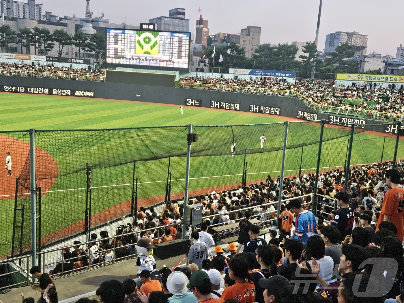 본문 이미지 - 익사이팅존 관람석과 1루 파울라인 사이 확보된 안전지대.2024.6.18/뉴스1 이재규 기자