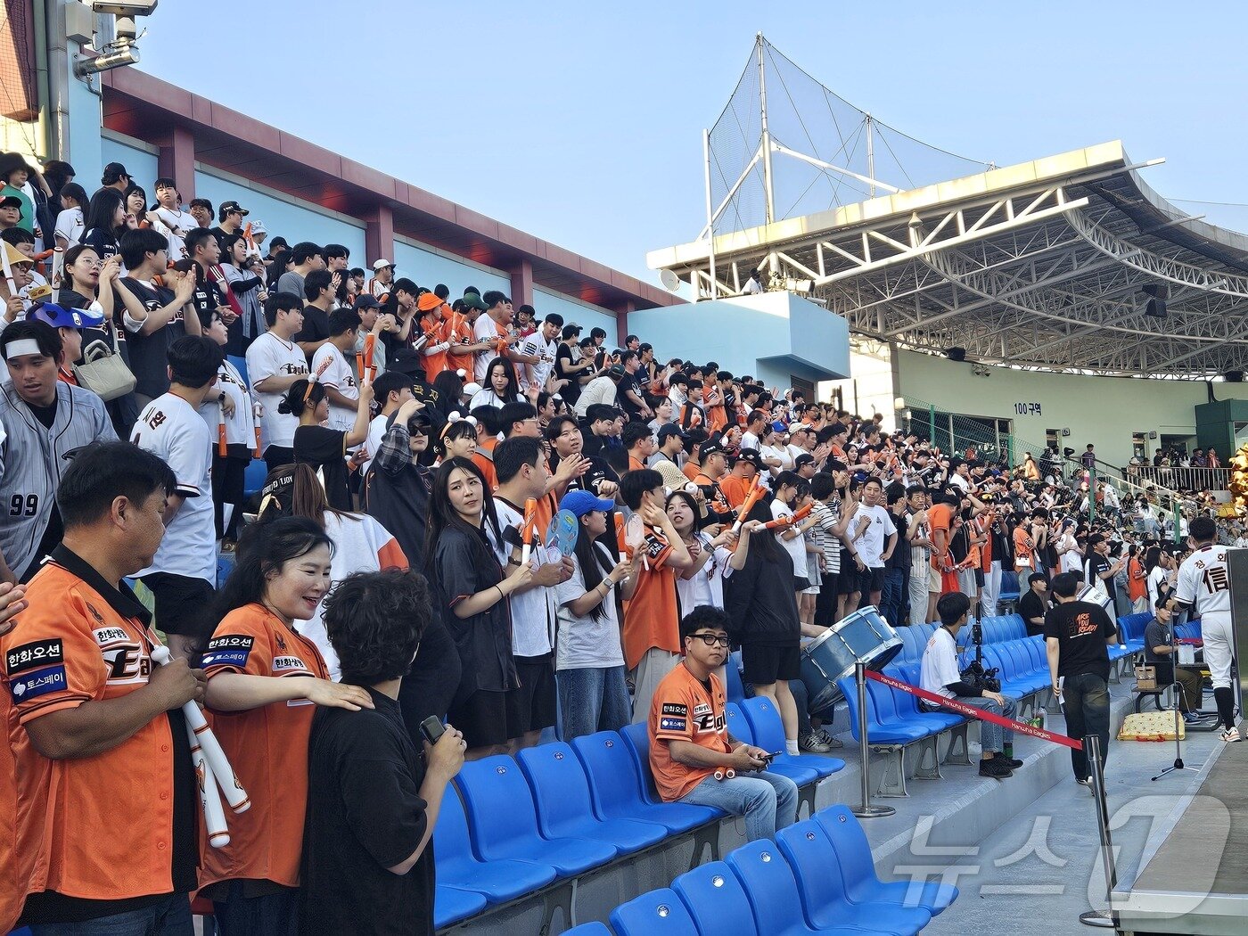 본문 이미지 - 응원하는 한화 팬들.2424.6.18/뉴스1 이재규 기자 