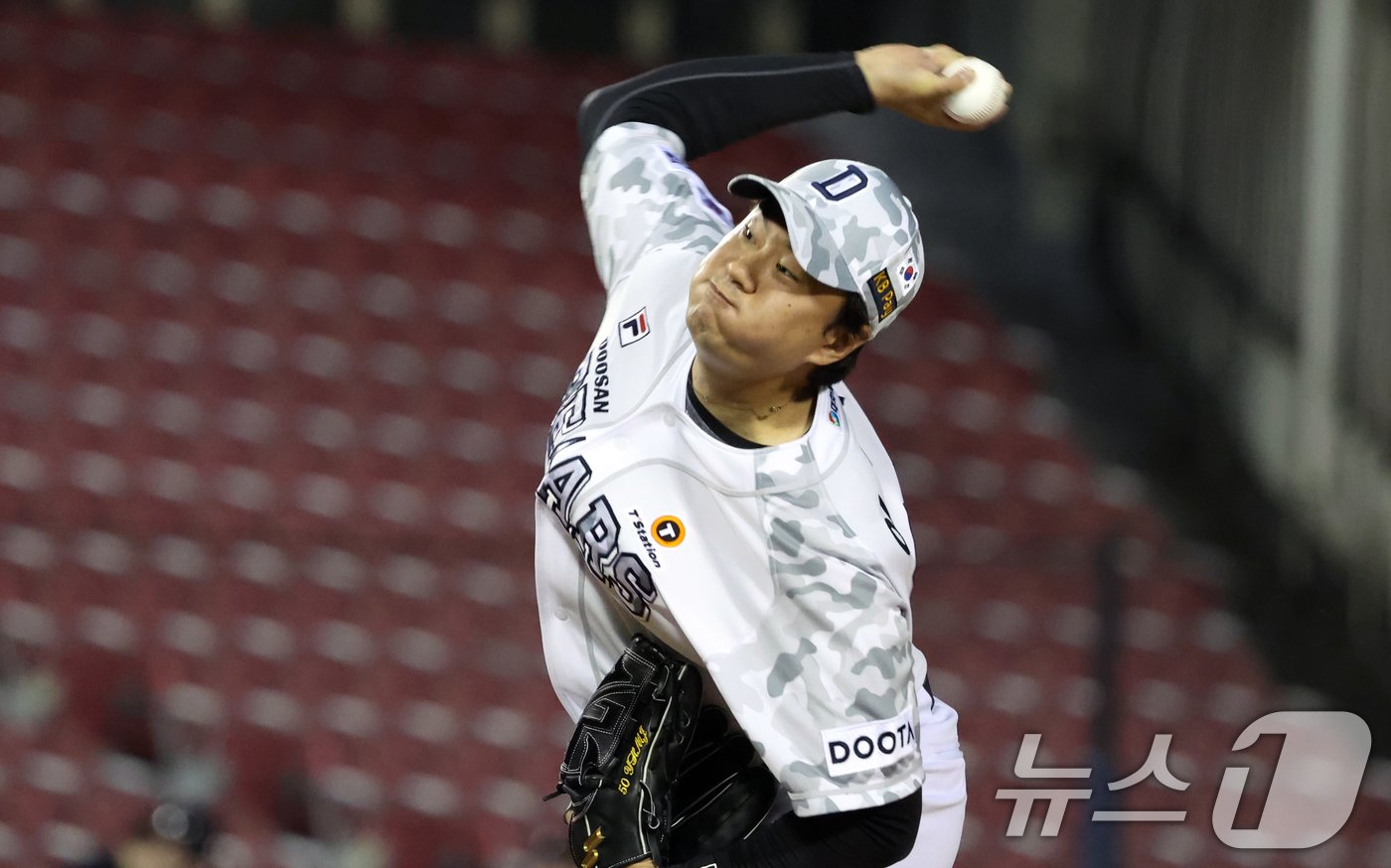 본문 이미지 - 18일 오후 서울 송파구 잠실야구장에서 열린 프로야구 '2024 신한 SOL 뱅크 KBO리그' 두산 베어스와 NC 다이노스의 경기에서 8회초 두산 교체 투수 이영하가 역투하고 있다. 2024.6.18/뉴스1 ⓒ News1 김명섭 기자