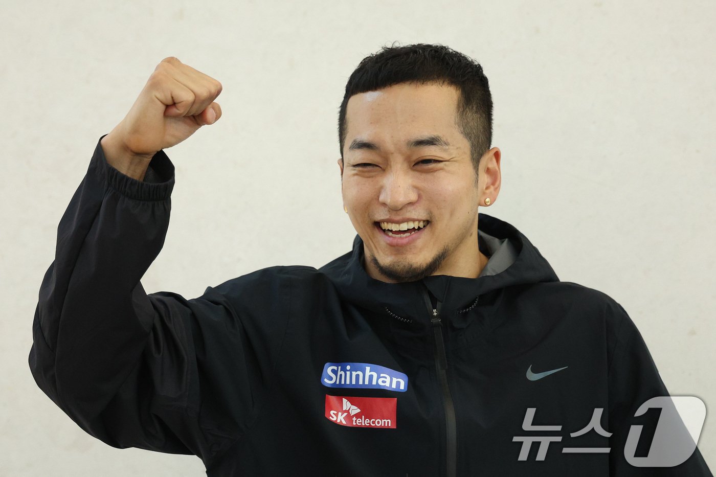 본문 이미지 - 파리 올림픽 최종 예선 2차 대회에 참가하는 대한민국 브레이킹 국가대표 김홍열(홍텐)이 19일 인천국제공항 1터미널에서 출국하며 기념 촬영을 하고 있다. 2024.6.19/뉴스1 ⓒ News1 신웅수 기자