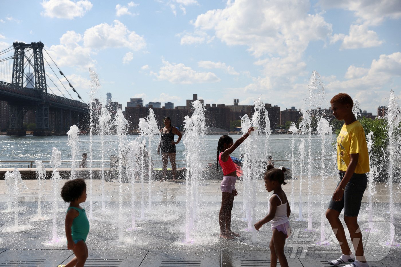 본문 이미지 - 미국에 올 여름 이른 폭염이 찾아온 가운데 사람들이 미국 뉴욕 브루클린의 도미노파크 분수에서 더위를 식히고 있다. ⓒ 로이터=뉴스1 ⓒ News1 이창규 기자