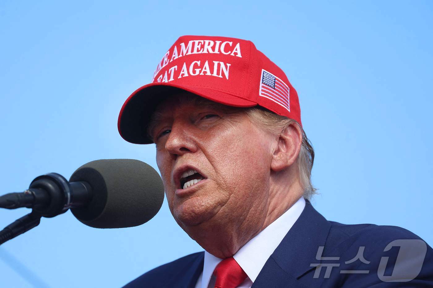 본문 이미지 - 트럼프가 MAGA 모자를 쓰고 유세를 하고 있다.  ⓒ AFP=뉴스1 ⓒ News1 김민재 기자