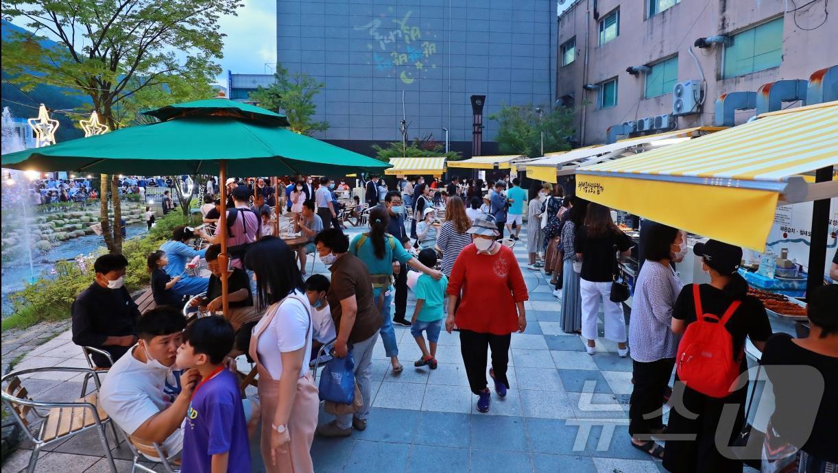 본문 이미지 - 태백 중앙로상점가 주말 야시장 <자료사진> (강원도 제공)/뉴스1