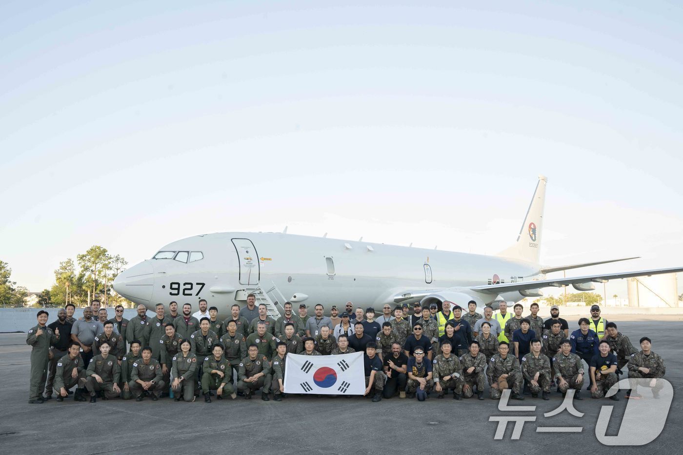 본문 이미지 - 사진은 지난 5월 29일 미 잭슨빌 해군기지에서 한국 해군 P-8A 해상초계기 인수/운용인원들이 교육수료를 마친 후 기념촬영 하는 모습. (해군 제공) 2024.6.19/뉴스1