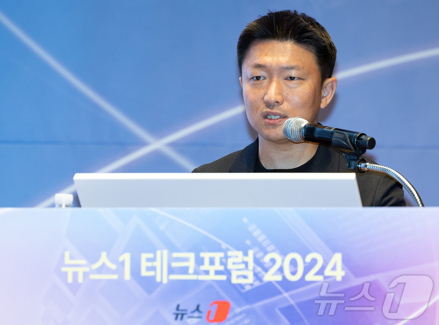 본문 이미지 - 백종윤 네이버랩스 로보틱스&자율주행 그룹리더가 19일 오전 서울 여의도 한국거래소 컨퍼런스홀에서 'AI 패권전쟁, 한국 생존전략' 주제로 열린 2024 뉴스1 테크포럼(NTF)에서 기조연설을 하고 있다. 제1회 뉴스1 테크포럼은 AI 패권 경쟁 속 우리 미래를 윤택하게 만들 AI 기술과 한국이 가야 할 방향을 모색한다. 2024.6.19/뉴스1 ⓒ News1 이재명 기자