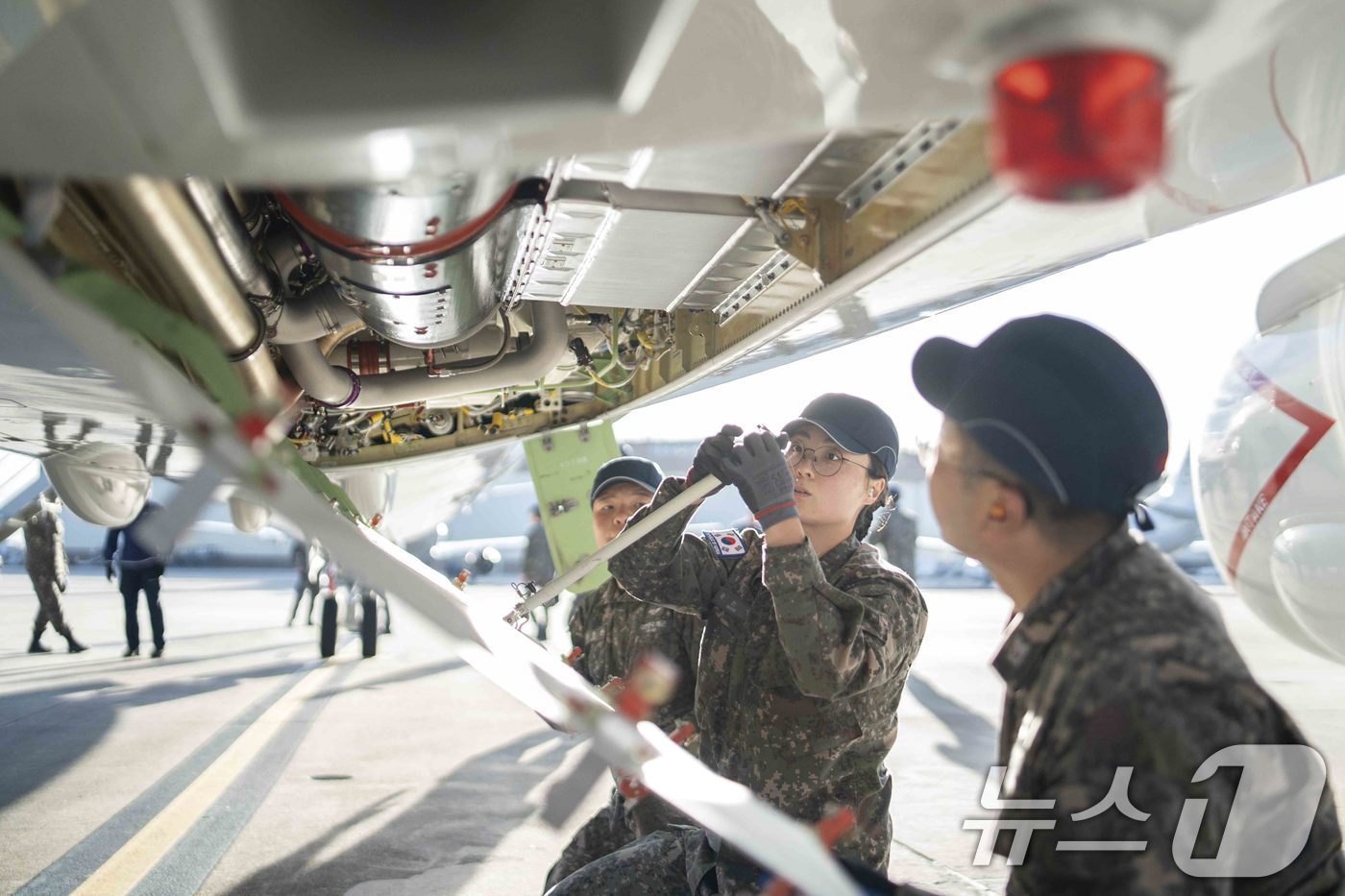 본문 이미지 - 사진은 2023년 10월 10일 미 잭슨빌 해군기지에서 한국 해군의 P-8A 해상초계기 첫 비행을 앞두고 기체를 점검하는 정비사들. (해군 제공) 2024.6.19/뉴스1
