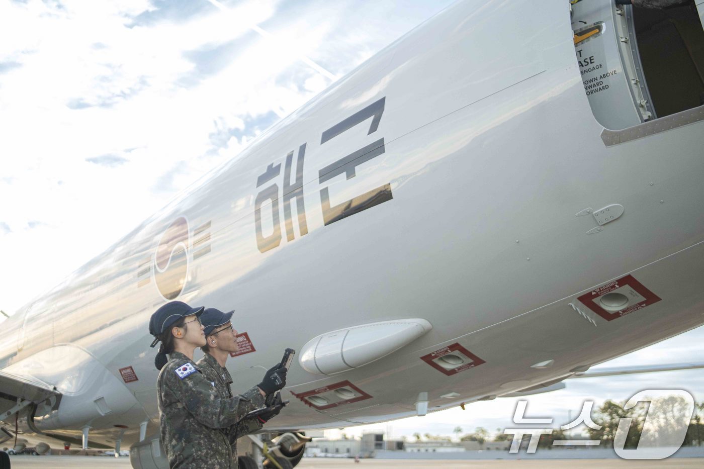  사진은 2023년 10월 10일 미 잭슨빌 해군기지에서 한국 해군의 P-8A 해상초계기 첫 비행을 앞두고 기체를 점검하는 정비사들. &#40;해군 제공&#41; 2024.6.19/뉴스1