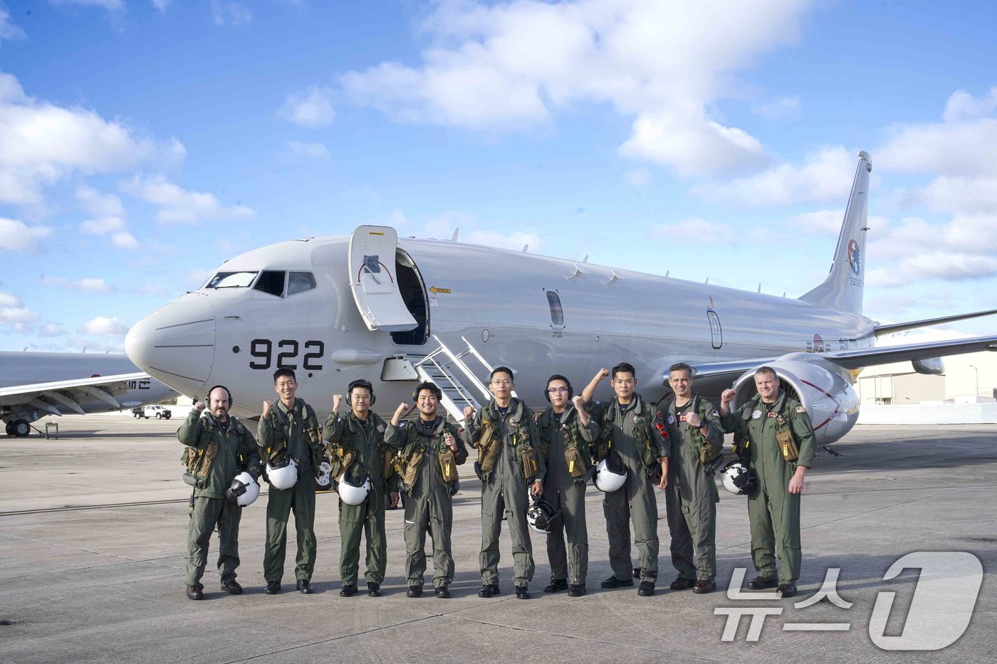  사진은 지난해 10월 10일, 미 잭슨빌 해군기지에서 한국 해군의 P-8A 해상초계기 첫 비행을 기념해 한미 해군 조종사들이 기념촬영 하는 모습. &#40;해군 제공&#41; 2024.6.19/뉴스1