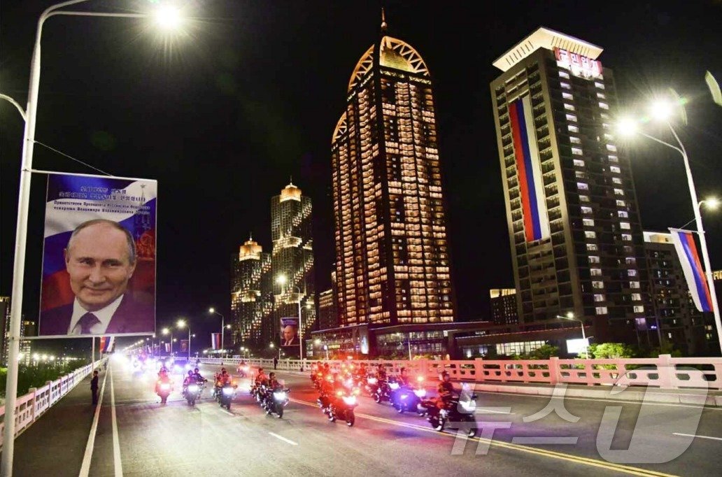 본문 이미지 - (평양 노동신문=뉴스1) =북한 노동당 기관지 노동신문은 지난 19일 블라디미르 푸틴 러시아 대통령의 평양 도착 소식을 전하며 푸틴 대통령과 김정은 노동당 총비서가 새로 조성된 '화성지구'를 둘러본 사진을 공개했다. [국내에서만 사용가능. 재배포 금지. DB 금지. For Use Only in the Republic of Korea. Redistribution Prohibited] rodongphoto@news1.kr